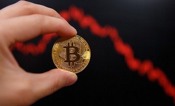 Почему рухнул биткоин и какие перспективы у рынка криптовалют