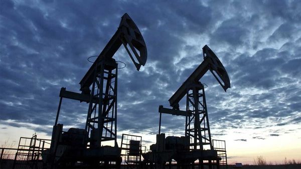 Цена нефти на мировых биржах восстанавливается после сильного провала