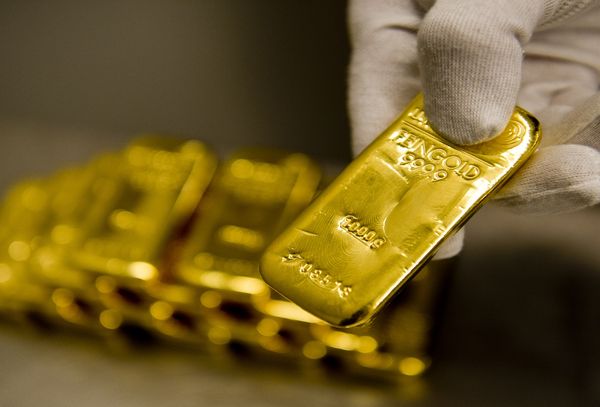 Курс золота покатился вниз как только доллар восстановился от продаж