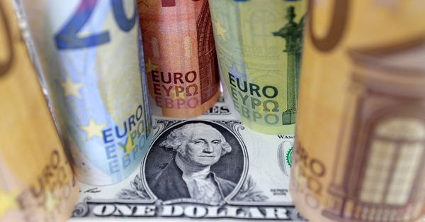 FOREX: Курс евро не смог воспользоваться слабостью доллара и откатился