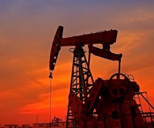 Цена нефти взлетела из-за шторма в США и сокращения добычи в России Цена нефти взлетела из-за шторма в США и сокращения добычи в России
