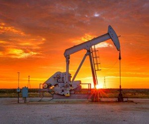 Курс нефти растет четвертый день, доллар помогает покупкам Курс нефти растет четвертый день, доллар помогает покупкам