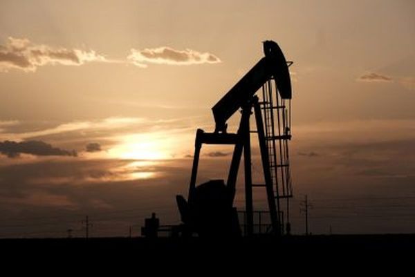 Курс нефти увеличивает потери теряя 2.4% за сутки Курс нефти увеличивает потери теряя 2.4% за сутки