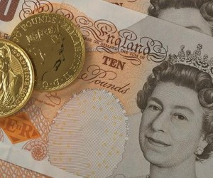 FOREX: Рынок остается под давлением, евро и фунт показывают сдержанный рост
