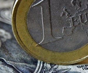 Курс евро борется за восстановление покупок