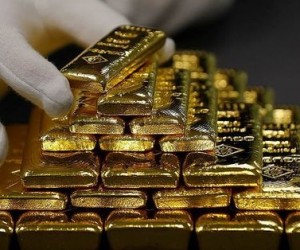 Курс золота начал неделю потерями и опустился под отметку 2000 долларов Курс золота начал неделю потерями и опустился под отметку 2000 долларов