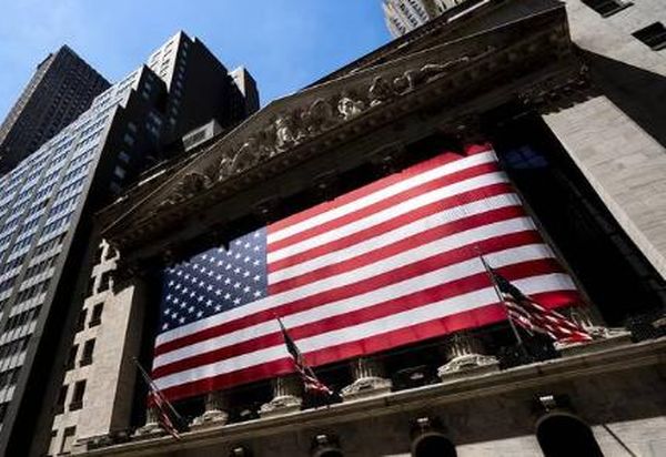 Фондовый рынок США снижается под жесткой риторикой мировых центробанков