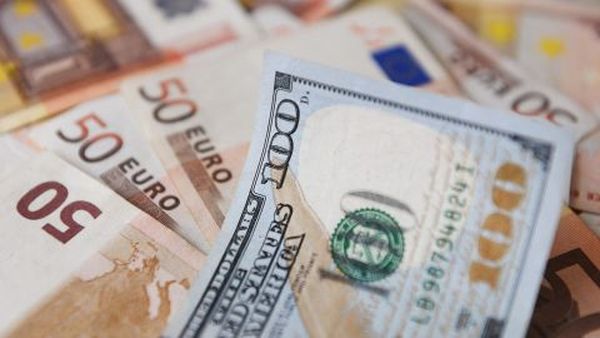 Курс евро под давлением растущего доллара и заявлений ФРС США