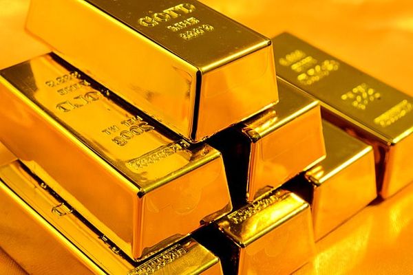 Курс золота остается устойчивым в условиях роста процентных ставок