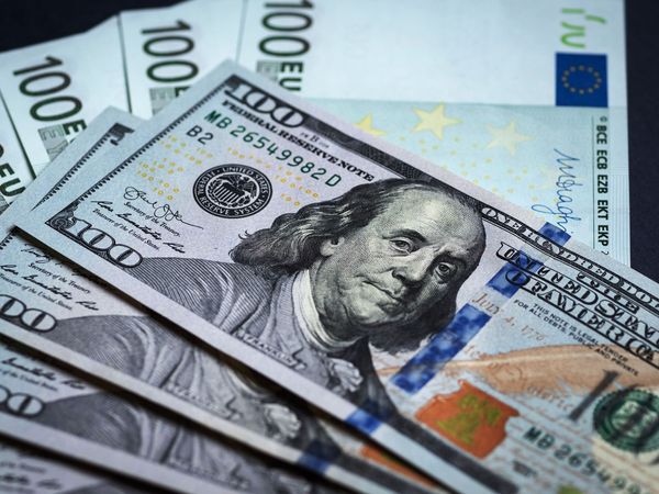 Курс евро в преддверие важной статистики сдает позиции