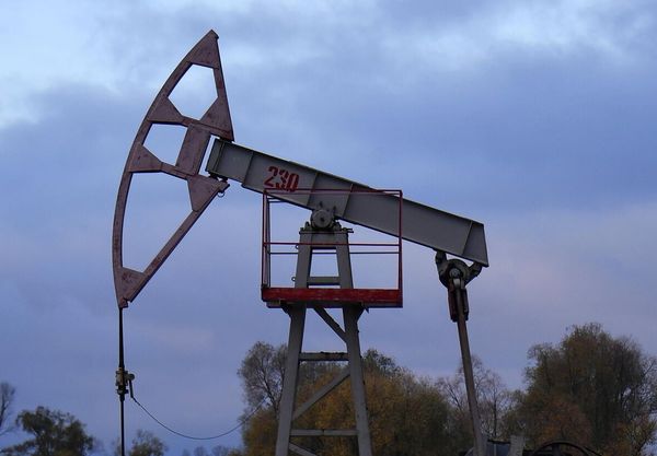 Курс нефти ориентируется на отчет по запасам и экономику Китая