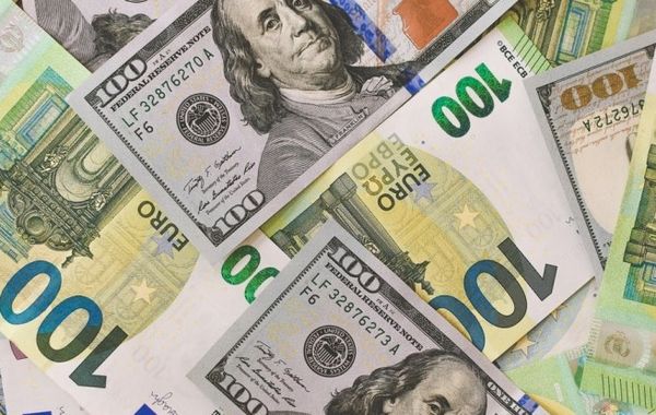 Курс евро торгуется в узком диапазоне в начале понедельника