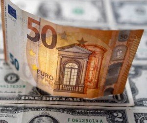 Курс евро начал неделю падением из-за резкого укрепления доллара Курс евро начал неделю падением из-за резкого укрепления доллара