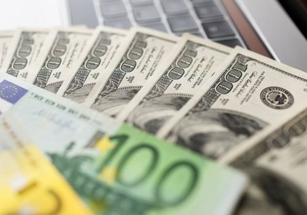 На валютном рынке назревает коррекция, курс евро снижается против доллара