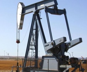 Курс нефти попал под продажи из-за слабеющего доллара Курс нефти попал под продажи из-за слабеющего доллара