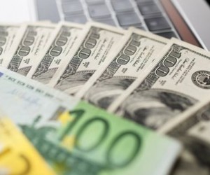 На валютном рынке назревает коррекция, курс евро снижается против доллара На валютном рынке назревает коррекция, курс евро снижается против доллара