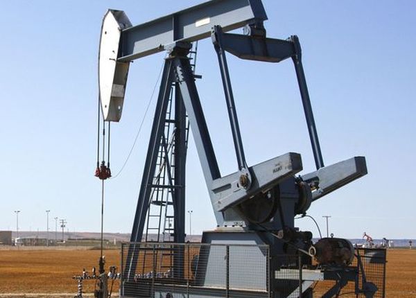 Курс нефти попал под продажи из-за слабеющего доллара Курс нефти попал под продажи из-за слабеющего доллара