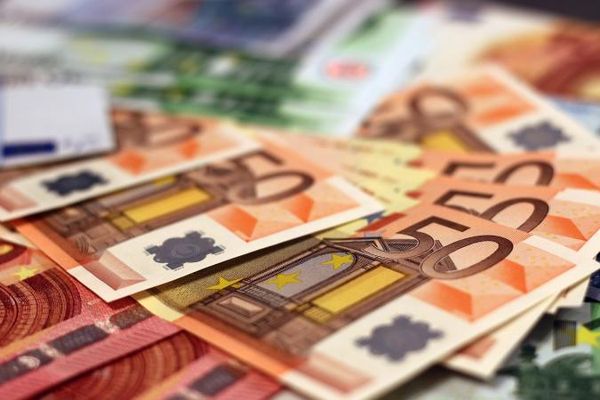 Курс евро на валютном рынке FOREX начал неделю небольшим приростом