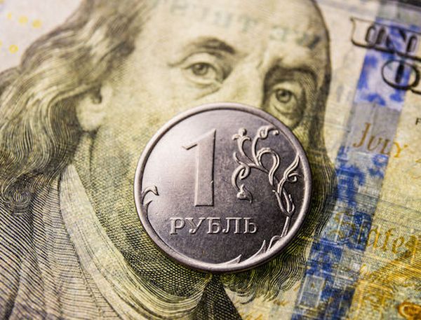 Курс рубля 23 августа продолжает падать, инвесторы в недоумении Курс рубля 23 августа продолжает падать, инвесторы в недоумении