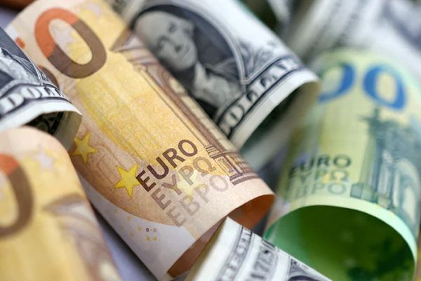 Курс евро начал неделю ростом на фоне слабости доллара США