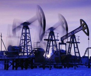 Курс нефти усиливает рост после сообщения России сократить добычу Курс нефти усиливает рост после сообщения России сократить добычу