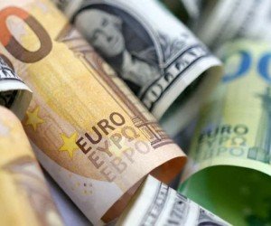 Курс евро начал неделю ростом на фоне слабости доллара США