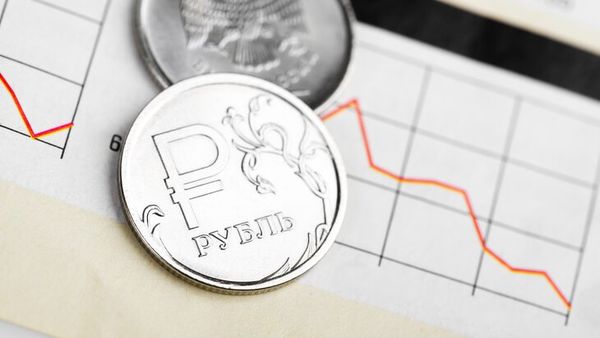 Российский фондовый рынок в опале, рубль стремится к 100 за доллар