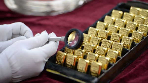 Курс золота попал под распродажи из-за риска дальнейшего роста процентных ставок в США