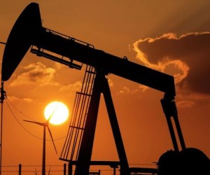 Курс нефти остается под давлением геополитики падая на 1% Курс нефти остается под давлением геополитики падая на 1%