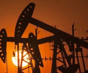 Курс нефти начал неделю падением на 0.5% Курс нефти начал неделю падением на 0.5%