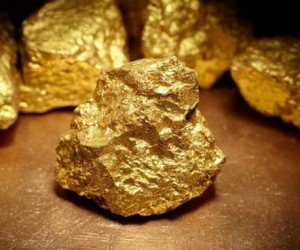 Курс золота завершает день обвалом более чем на 1%