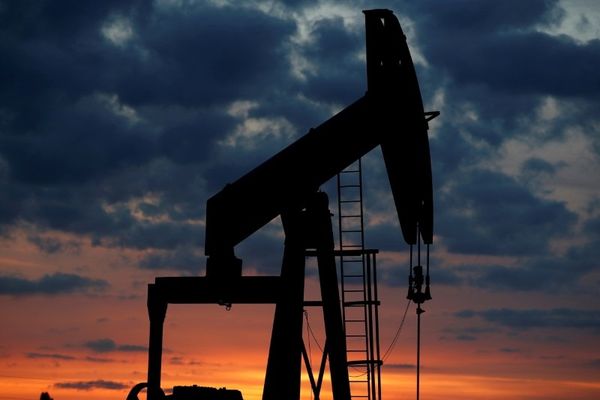 Курс нефти резко упал на 1% несмотря на решение Саудовской Аравии сократить добычу Курс нефти резко упал на 1% несмотря на решение Саудовской Аравии сократить добычу