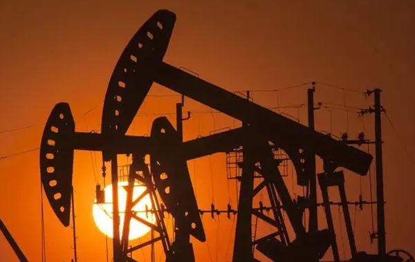 Курс нефти начал неделю падением на 0.5% Курс нефти начал неделю падением на 0.5%