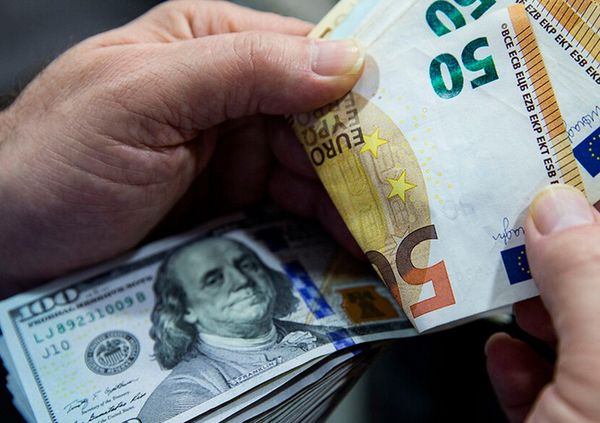 Курс евро укрепляется ожидая снижения напряженности на Ближнем востоке