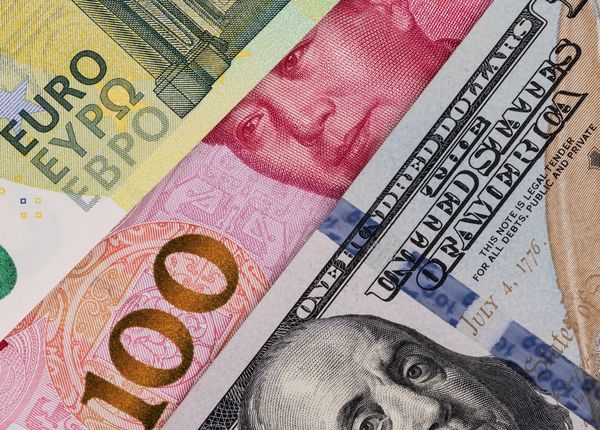 На валютном рынке царит негатив и продажи