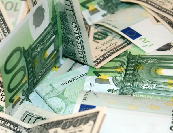 Курс евро торгуется с небольшим понижением в преддверие решения ФРС