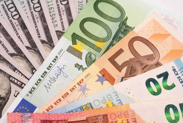 Курс евро начал торги на неделе без ощутимых движений