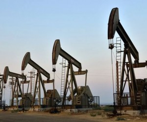 Курс нефти остается уязвимым перед падением мирового спроса на сырье