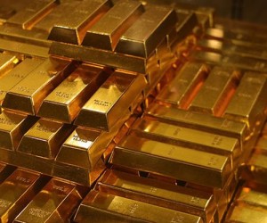 Курс золота удержал позиции несмотря на неоднозначный внешний фон
