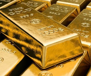 Курс золота начал день падением, инвесторам нужна ясность от ФРС