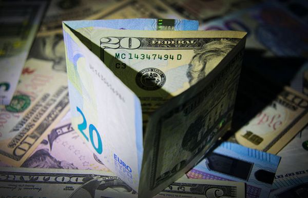 Курс евро: Продавцы будут доминировать до выступления глав Центробанков