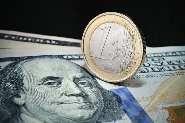 Курс евро не смог привлечь покупателей и завершает неделю без идей