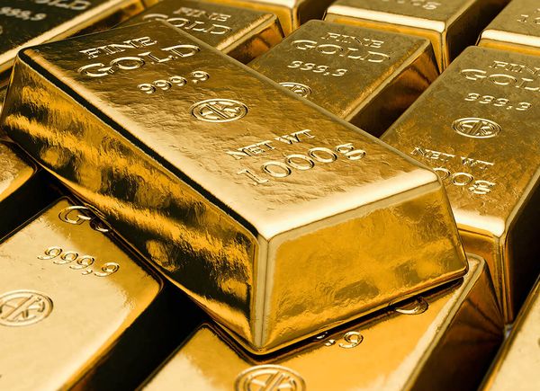 Курс золота начал день падением, инвесторам нужна ясность от ФРС