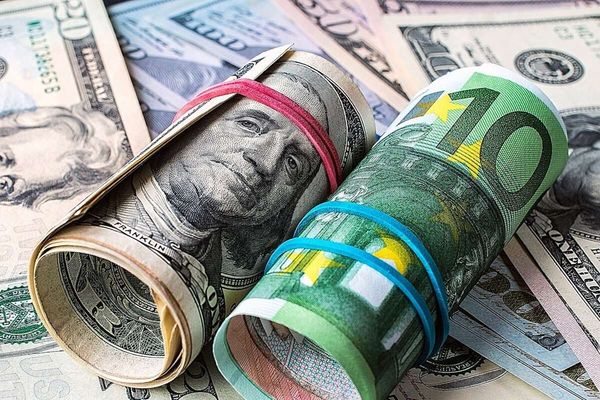 Курс евро начал неделю ростом, слабость доллара увеличила склонность игроков к риску