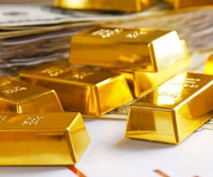 Курс золота вновь набирает покупателей и растет