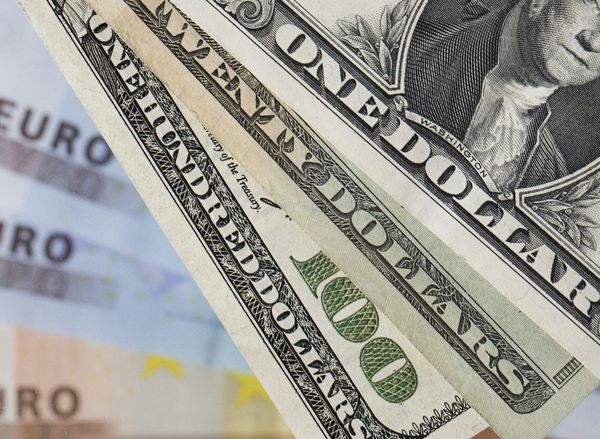 Курс евро не смог избавиться от медвежьего давления