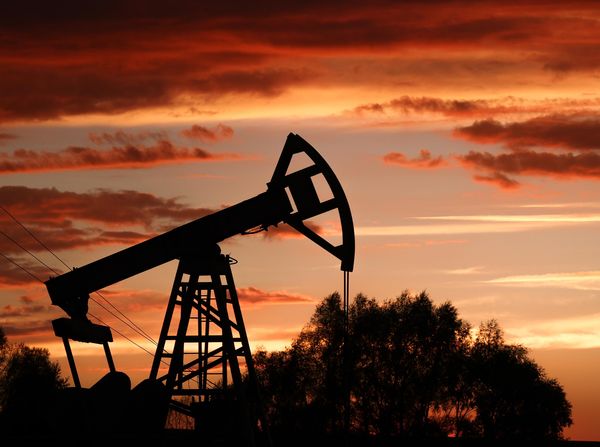 Курс нефти отыгрывает потери понедельника прибавляя 1,6%