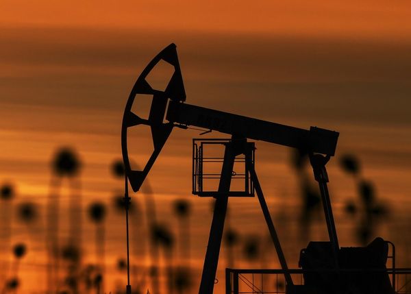 Курс нефти падает после роста к недельным максимумам накануне на 2%