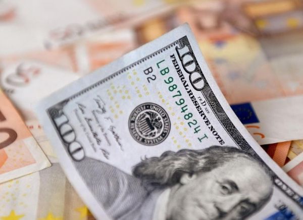 Валютный рынок начал неделю в негативе, курс евро под давлением