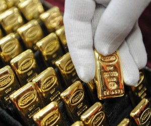 Курс золота корректируется после значительного роста накануне  